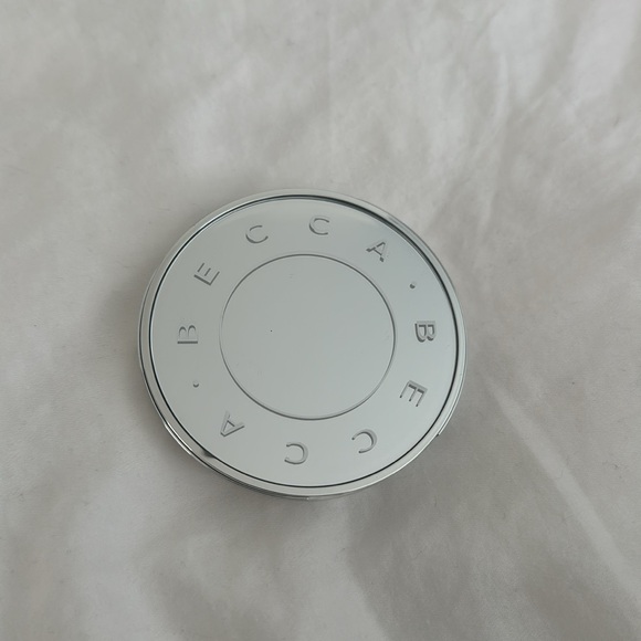 Brand new face powders for light neutral - Picture 3 of 4